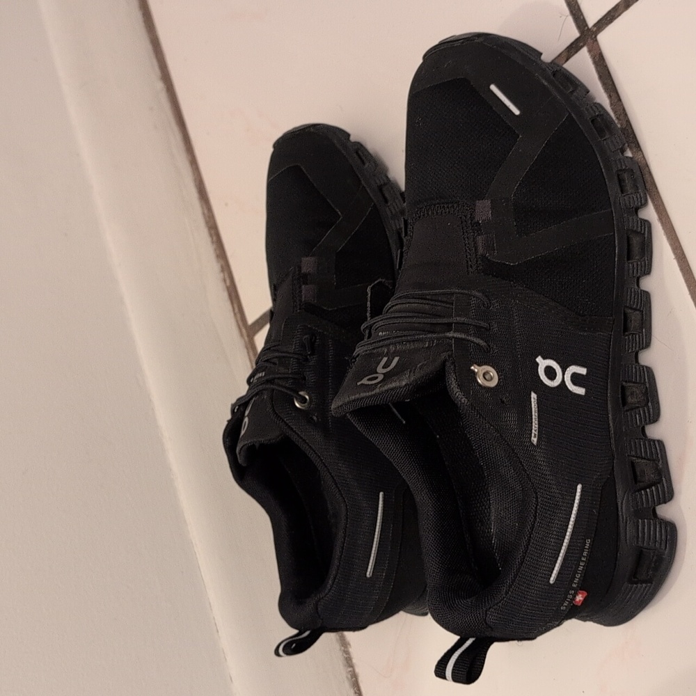 ON CLOUD🔴waterproof Running shoes women size 7.5